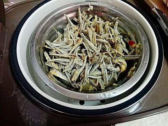然后放入电饭锅，在加点水在鱼仔里