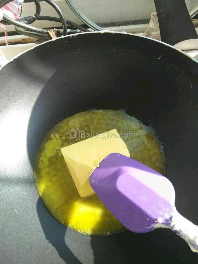 黄油放不粘锅锅里小火加热