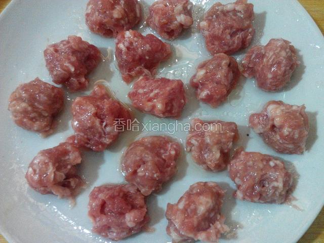 猪肉用勺子弄成丸子(盘子跟勺子抹一层油、免得粘盘子、勺子)