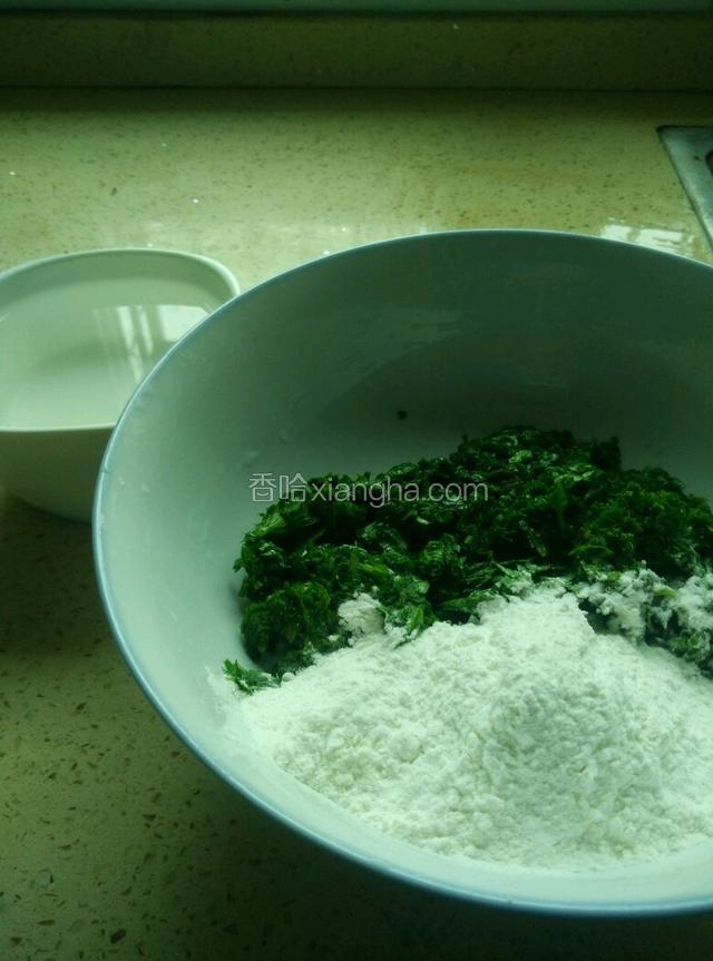 将面粉倒入有芹菜叶的碗中
加水，注意水要慢慢加，边加边搅拌