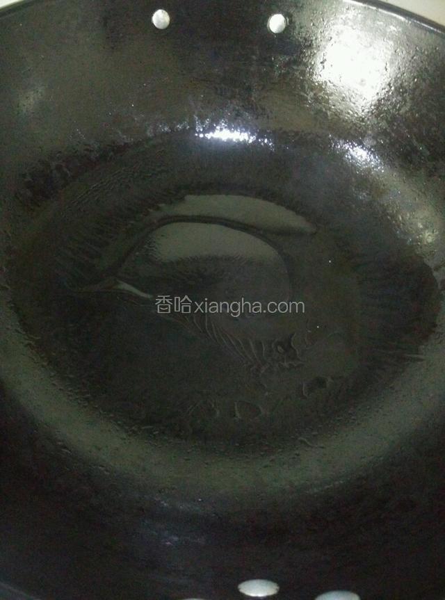 锅热后加油（每次都只要一点点油就行）