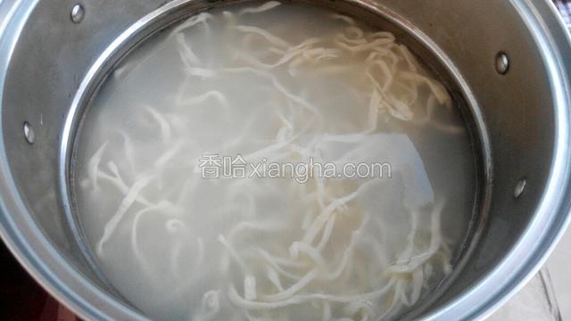 锅中添适量的水烧开，放入面条用筷子划散，不要让面条粘在一起。