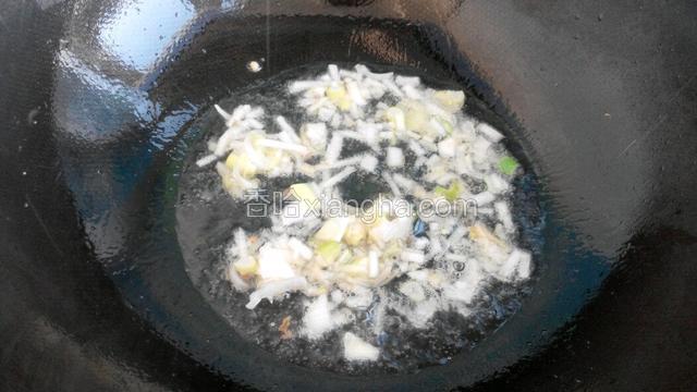 另起锅放适量油，烧至五成热放入葱花爆出香味。