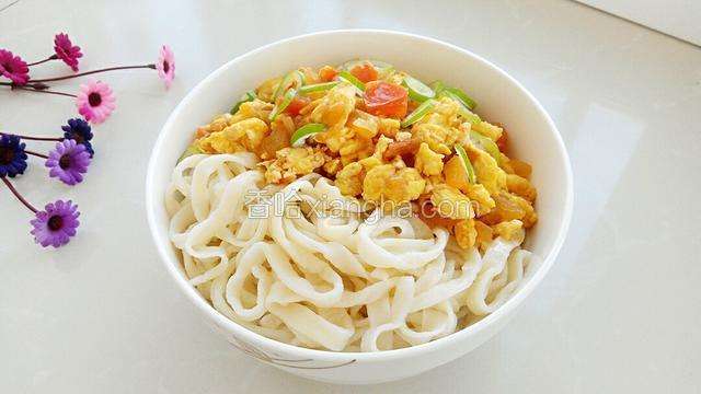 把炒好的西红柿鸡蛋放入面条碗中拌着食用，也可以切一些黄瓜丝或者撒一些香菜末。