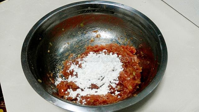 再放入淀粉拌匀至肉馅上劲。