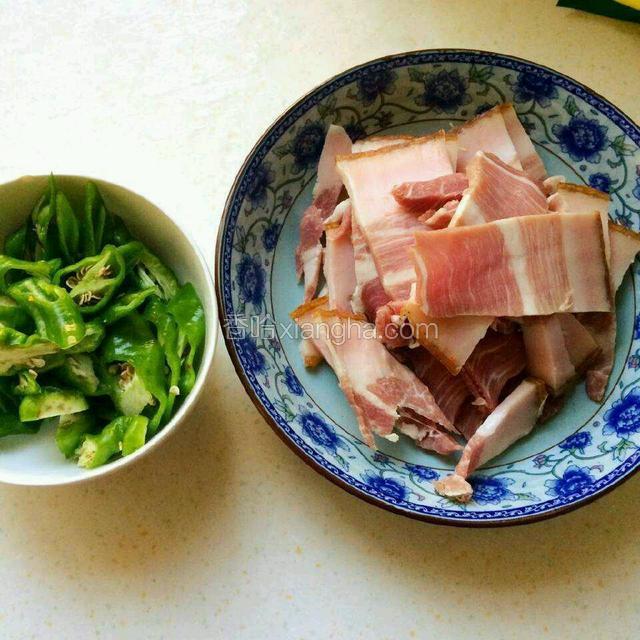 把青椒和腊肉切成片，青椒味道清淡和腊肉结合。这是一道醇厚的美味！