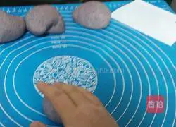 Illustration of how to make black rice noodles steamed buns 10