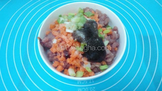 将胡萝卜碎、葱碎、蚝油、盐、香油加入猪肉馅儿。
