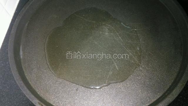 电饼铛放少许橄榄油。加热。