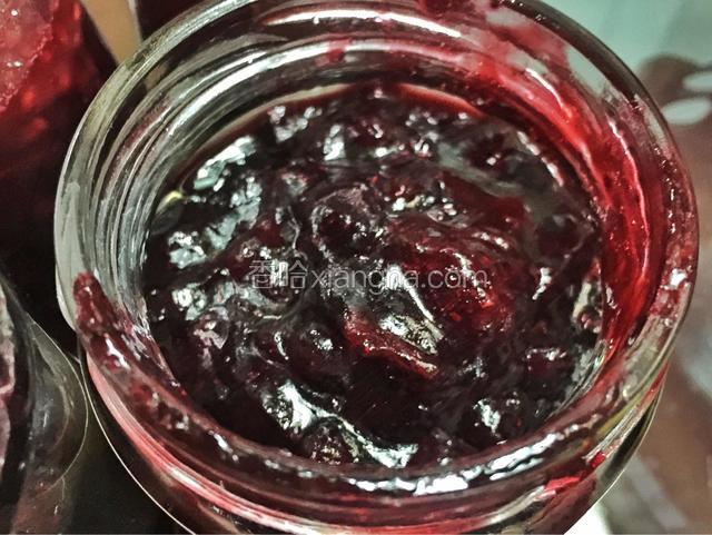做好的果酱粘粘哒稠稠哒，可以用玻璃瓶装起来冷藏。