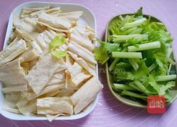 香芹腐竹炒肉片的做法图解2