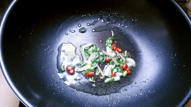 炒锅烧热，倒入适量食用油烧热，倒入葱姜蒜、花椒、小米椒圈炒出香味。