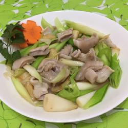 蒜苗炒龙胆石斑鱼肚的做法[图]