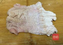 蒜苗炒龙胆石斑鱼肚的做法图解2