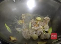 蒜苗炒龙胆石斑鱼肚的做法图解6