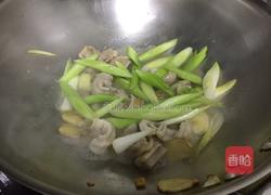 蒜苗炒龙胆石斑鱼肚的做法图解7