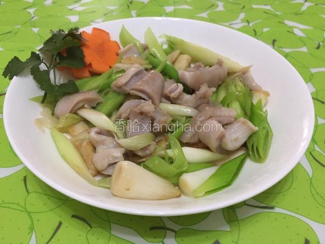 待蒜苗炒熟加入适量盐调味即可