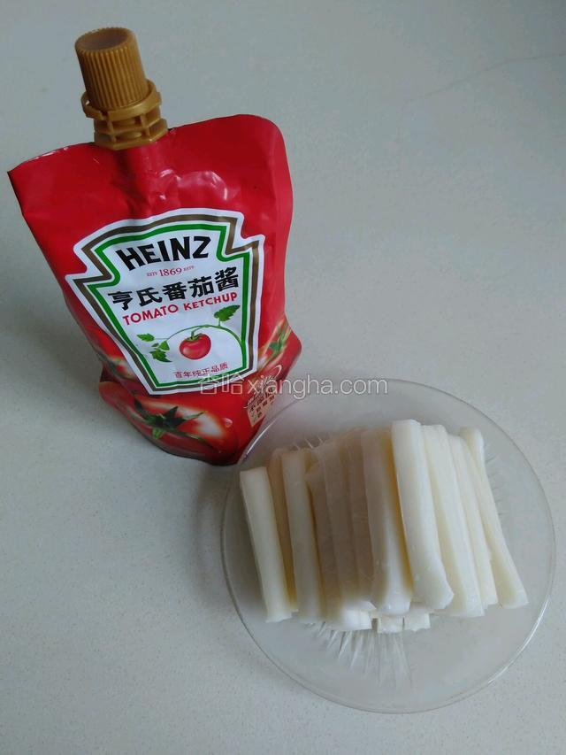 准备好年糕和番茄酱