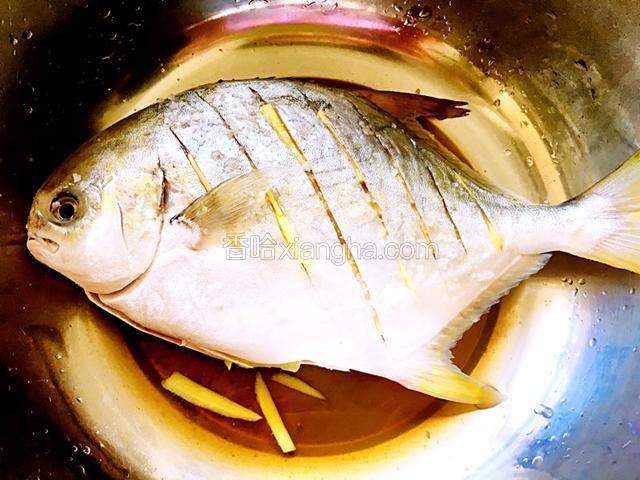 盆子里放好料酒把鱼放入撒上盐