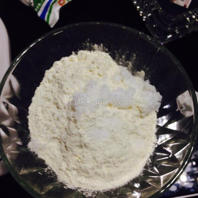 面粉，糖，盐，小苏打混合均匀