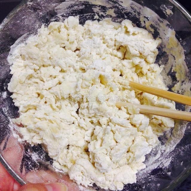 用筷子搅拌成絮状，无干面粉