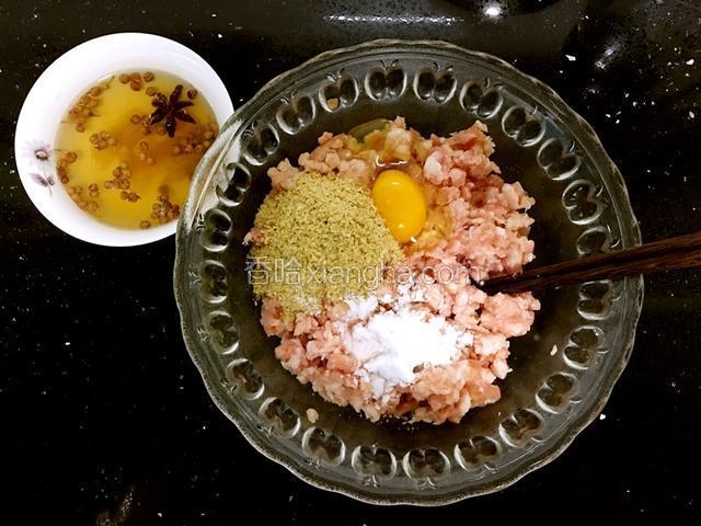 姜片、花椒、大料用热水浸泡。肉末中加入鸡蛋、10克淀粉、料酒、小麦胚芽、5克盐同向用力搅拌至上劲。