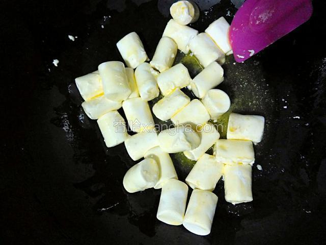 棉花糖和黄油搅拌均匀，慢慢熬煮。