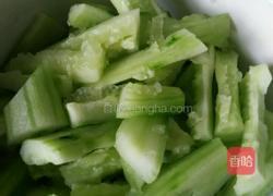 番茄炒黄瓜的做法图解1