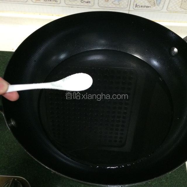 在锅里倒入适量的水，加一小勺盐。