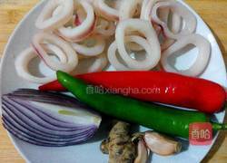 辣椒炒鱿鱼圈的做法图解1