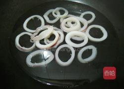 辣椒炒鱿鱼圈的做法图解4