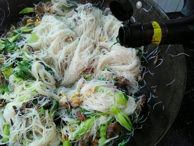 加一勺料酒提个味。