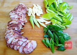 土豆片炒风干肠的做法图解1