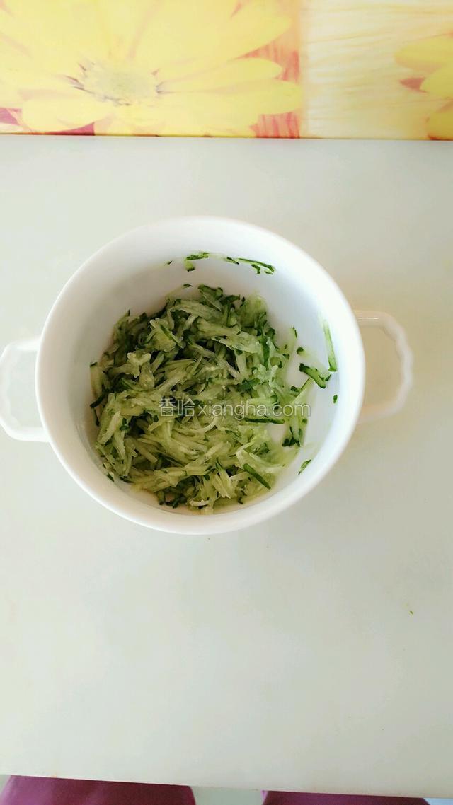 黄瓜切丝加盐，沥出水