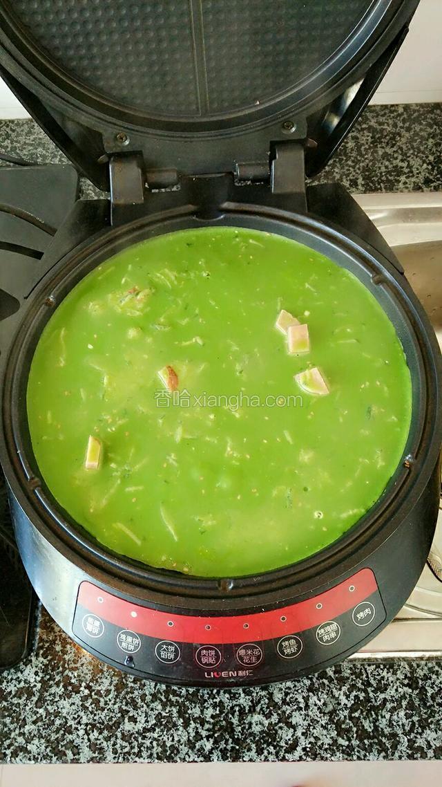 饼铛预热，涂胡麻油，可用其他植物油代替！