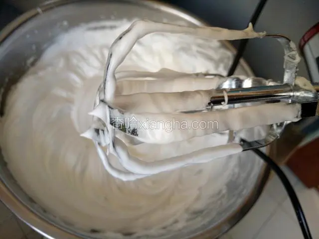 直至打到干性发泡，提起打蛋头有直立的小尖角