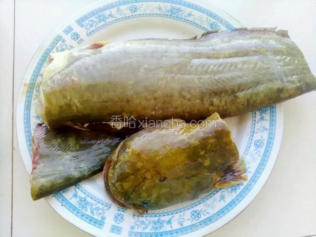 买鱼时候，让鱼贩清理鱼鳃，不要开腹。回家清洗干净切掉鱼头鱼尾。