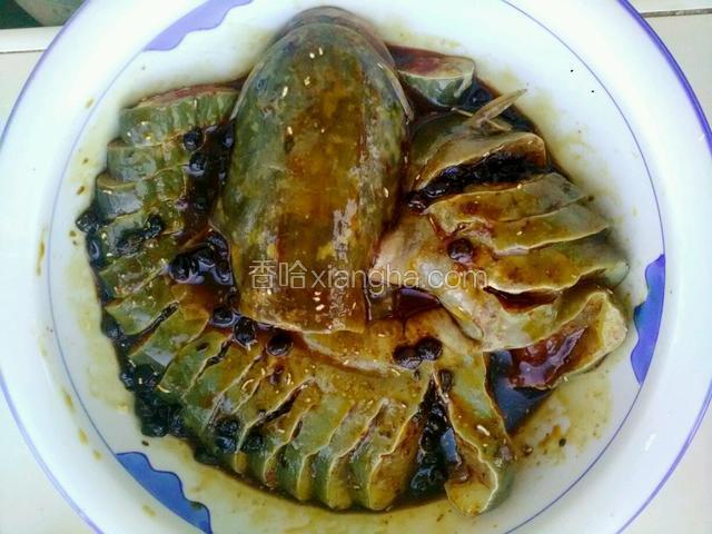 放入料酒，豆豉，酱油，耗油。鸡精，盐。糖。陈醋，腌制半个小时，若有时间腌制2个小时到3个小时之间味道会更入味。