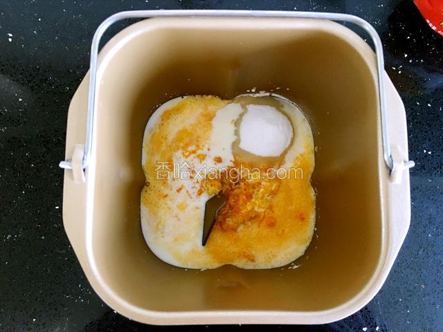 面包材料除黄油外，先把液体部分放入面包桶，盐和糖要对角方向放置。