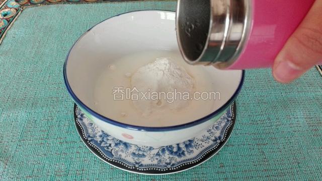 在面粉中倒入80g纯牛奶，加入适量温水与白糖。