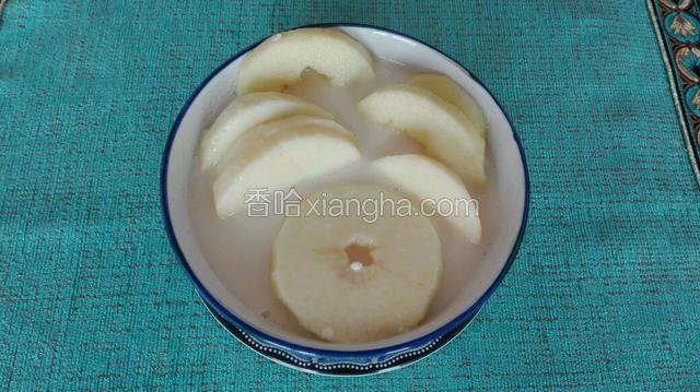 随即放入苹果圈，泡约两小时。