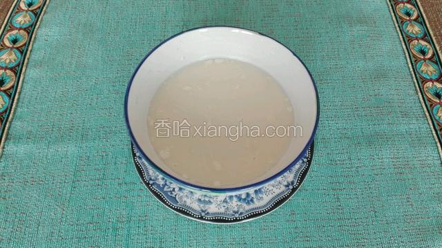 均匀搅拌，使其小麦粉、白糖溶解于其中。