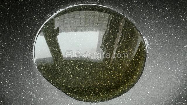 两小时后，锅中倒入适量植物油，将其烧热。