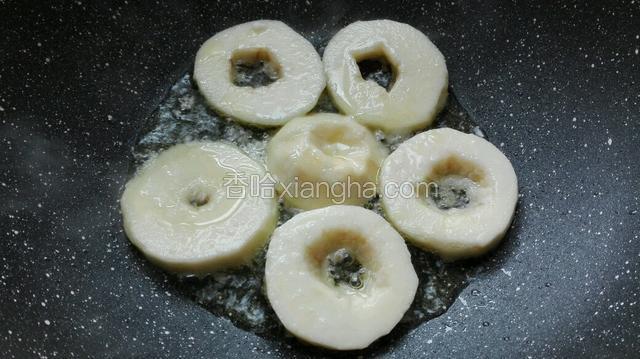 油烧热至八成，用筷子依次放入苹果圈，进行炸。