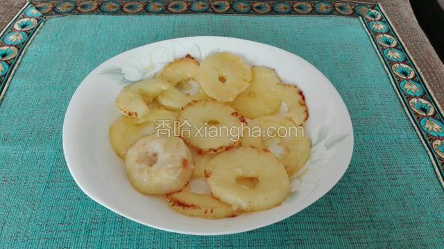 将炸好的苹果圈盛入盘中，以备待用。