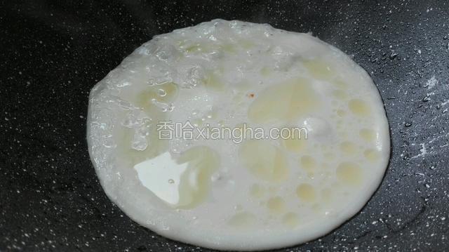 锅中原油烧热，倒入剩余的牛奶小麦浆，使其膨胀粘稠。