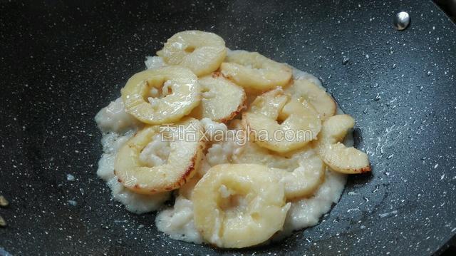 随即加入苹果圈，融入牛奶小麦浆中。