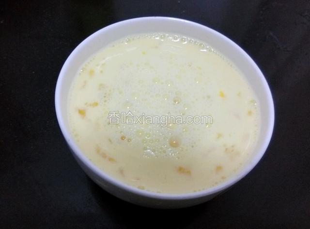 倒入牛奶搅拌均匀
