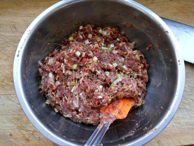 牛肉馅放入盆中，加入香油，盐，酱油，姜末，葱碎和十三香粉，鸡蛋拌匀备用
