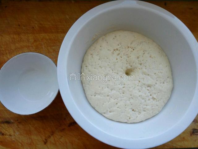 面粉加入酵母，糖，泡打粉用40度水温和成面团，室温发酵二倍大，手指戳坑加满食用碱水揉匀